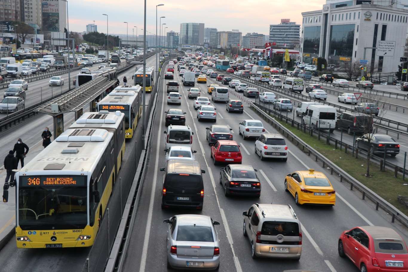 İstanbul'da haftanın son iş gününde trafik yoğunluğu oluştu İstanbul'da haftanın son iş gününde trafik yoğunluğu oluştu